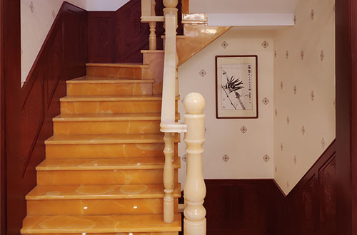 永春中式别墅室内汉白玉石楼梯的定制安装装饰效果